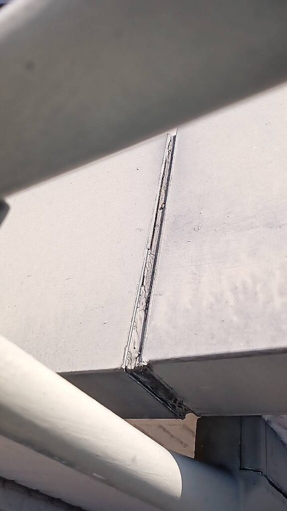 ベランダ手すりコーキング劣化