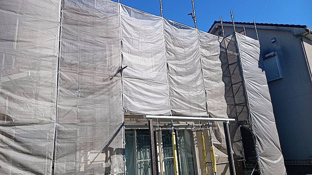 新しい外壁塗装の足場が建ちました。本日は洗浄を行います。美濃加茂市