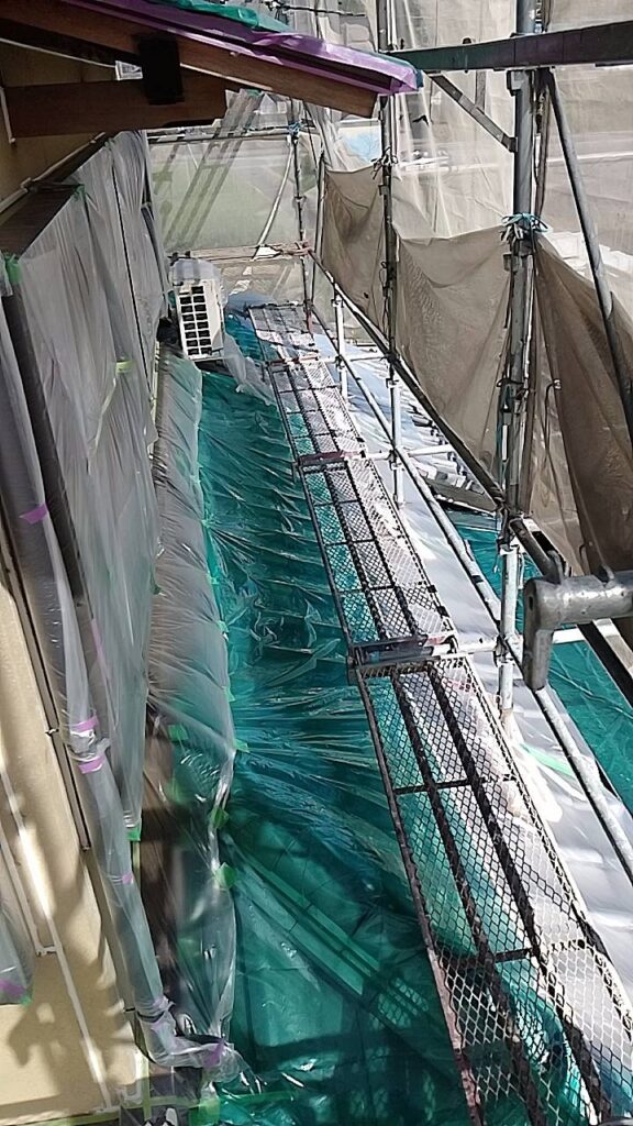 木の軒天井を塗ります。その為の下屋根の養生です、美濃加茂市