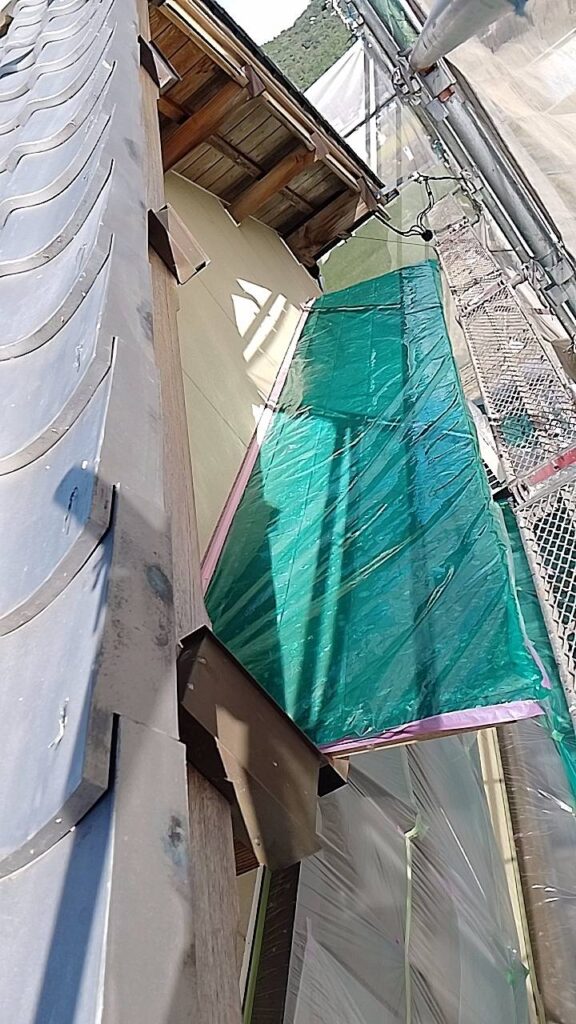 美濃加茂市、下屋根の養生です