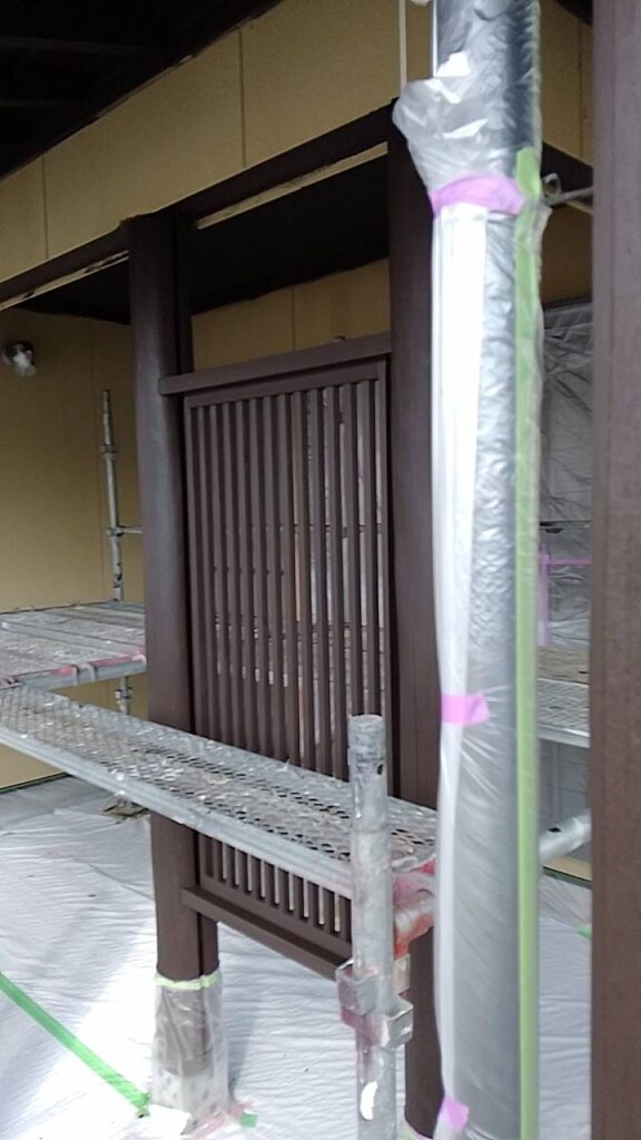 木の柱も塗っています、良い感じです。美濃加茂市